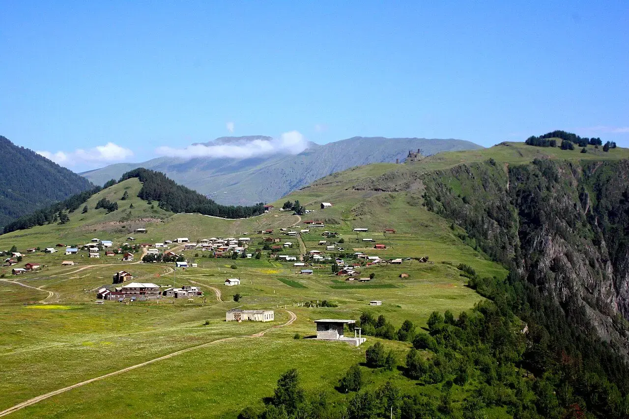 სოფელი ომალო თუშეთის მწვანე ზეგანზე