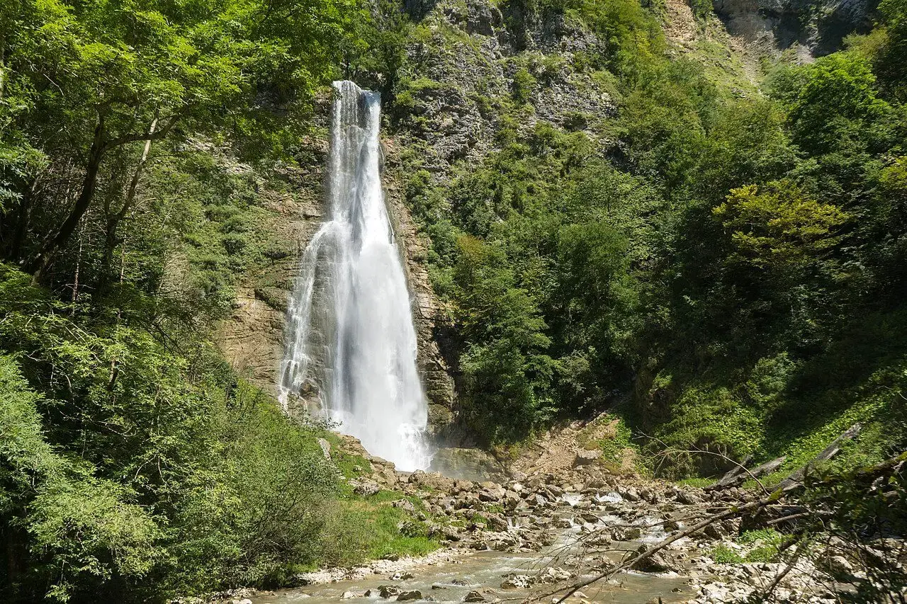 ონიორეს ჩანჩქერი მწვანე ხეობაში