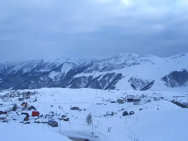 გერგეტის სამება მყინვარწვერის ფონზე