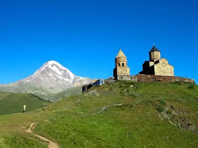 გერგეტის სამება მყინვარწვერის ფონზე