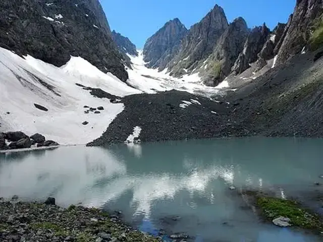 აბუდელაურის თეთრი ტბა